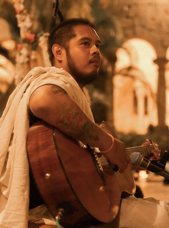 Jamil Apostol playing guitar